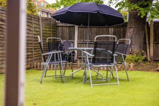Spacious London Home - Garden, BBQ & Free Parking, Sleeps 8 - 9