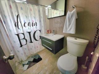 Miramar Unit 2, Comfortable 1BR, King Bed Steps to Rest, Bars & Beach. - San Juan - 5