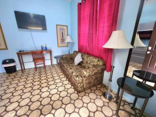 Miramar Unit 2, Comfortable 1BR, King Bed Steps to Rest, Bars & Beach. - San Juan - 4