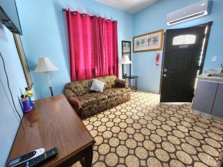 Miramar Unit 2, Comfortable 1BR, King Bed Steps to Rest, Bars & Beach. - San Juan - 3