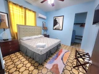 Miramar Unit 2, Comfortable 1BR, King Bed Steps to Rest, Bars & Beach. - San Juan - 0