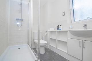 FLASH SALE Brighton Train Station 4 Bedrooms Flat BN119KIN - 3