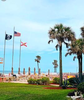 Oceanfront Escape With Balcony and heated salt water pool Sleeps 4 - Daytona Beach - 1