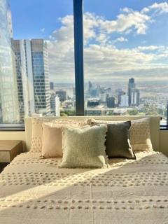 Stunning 2-Bed Apartment with Panoramic CBD Views - 4