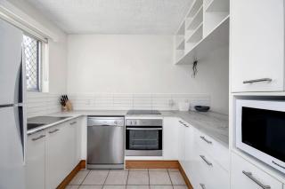 Beachcomber Unit 4 7 Dingle Ave - Caloundra - 3
