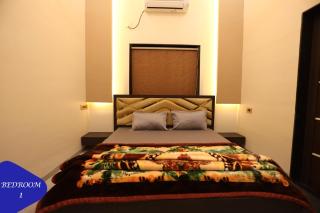Royal Retreat - 7BHK Luxury Villa with Turf - 1