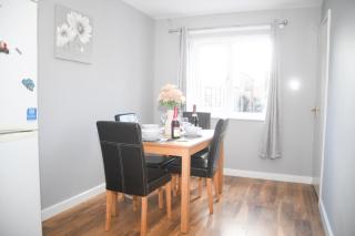 Willenhall Oasis Retreat - Serene House Rental - 4