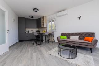 Luxury apartments Shine&Roze with sea view&parking near beach - 4