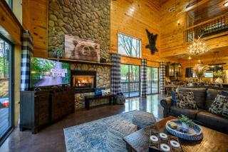 Hickory Bear - Cabin surrounded by pines, Sleeps 10, Hot Tub, Fire Pit, Arcade, Foosball Table & Deck Slide - Broken Bow - 9