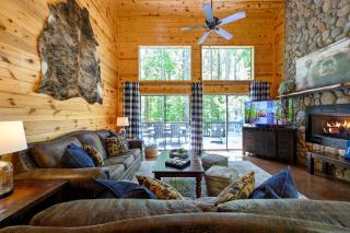 Hickory Bear - Cabin surrounded by pines, Sleeps 10, Hot Tub, Fire Pit, Arcade, Foosball Table & Deck Slide - Broken Bow - 1