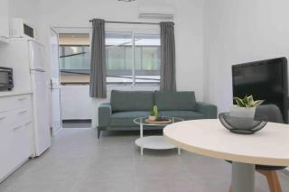 HaYarden Vibe - 3 Bedroom With Balcony To The Sea By Vacay - Tel Aviv - 3