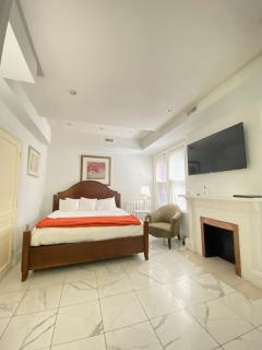 Large DUPLEX Apt 2Bdrm 1Den-Metro - Washington - 3