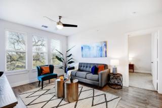 2BR Downtown Stellar View Free Parking Wifi Pool - San Antonio - 9