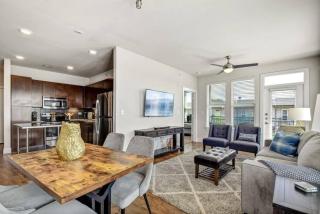 2BR Airy Getaway Near Downtown Pool Gym - 9