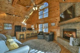 Spruced Up Cabin w Hot Tub & Fire Pit in BR Mtns - Mineral Bluff - 9