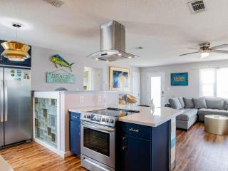 Cozy Beach Bungalow - Pensacola Beach - 2