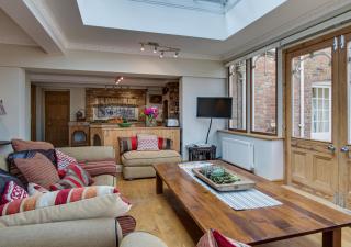 St Lawrence House - - 7