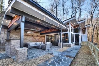 Luxe Escape - Modern Getaway Cabin with Mtn Views - Mineral Bluff - 0
