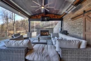 Luxe Escape - Modern Getaway Cabin with Mtn Views - Mineral Bluff - 4