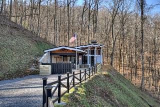 Luxe Escape - Modern Getaway Cabin with Mtn Views - Mineral Bluff - 2