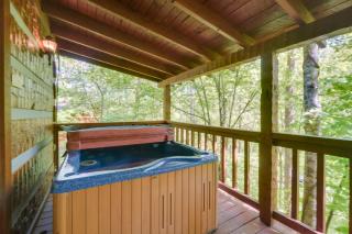6 Mi to Dtwn Gatlinburg: Romantic Cabin w/ Deck! - 9