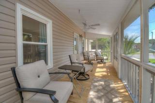 Beach Lovin/sleeps 10/2 blocks to beach/pets ok - Myrtle Beach - 2