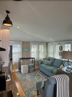 Queen's Vintage Cottage - Oak Bluffs - 3