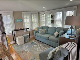 Queen's Vintage Cottage - Oak Bluffs - 4