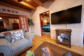 Enchanted Casita with Private Outdoor Hot Tub and Patio, Near Santa Fe Plaza, Sleeps 4 with free parking - Santa Fe - 7