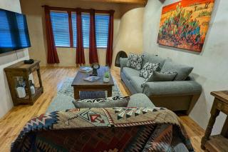 Enchanted Casita with Private Outdoor Hot Tub and Patio, Near Santa Fe Plaza, Sleeps 4 with free parking - Santa Fe - 6