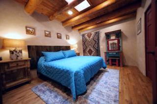 Enchanted Casita with Private Outdoor Hot Tub and Patio, Near Santa Fe Plaza, Sleeps 4 with free parking - Santa Fe - 9