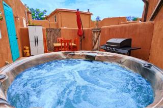 Enchanted Casita with Private Outdoor Hot Tub and Patio, Near Santa Fe Plaza, Sleeps 4 with free parking - Santa Fe - 8