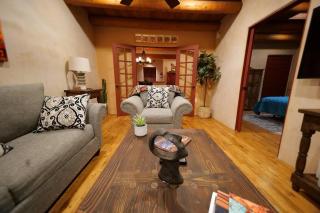 Enchanted Casita with Private Outdoor Hot Tub and Patio, Near Santa Fe Plaza, Sleeps 4 with free parking - Santa Fe - 5
