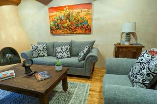 Enchanted Casita with Private Outdoor Hot Tub and Patio, Near Santa Fe Plaza, Sleeps 4 with free parking - Santa Fe - 3
