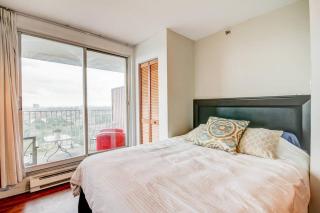 Beautiful APARTMENT - GORGEOUS VIEW of the city - 7 MINUTE WALK TO METRO - SELF CHECK IN - Montreal - 7