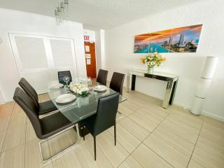 Beach Bliss Steps to Ocean, Pool & Game Room Fun - Hollywood - 7