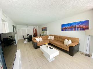 Beach Bliss Steps to Ocean, Pool & Game Room Fun - Hollywood - 8