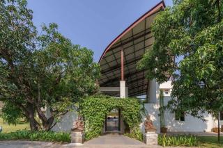 The Leaf by StayVista - An enchanting escape offering a pool, terrace, lush lawn, contemporary interiors, and indoor games - Alibaug - 7