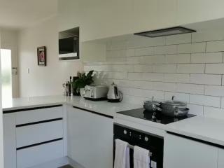 Centre Takapuna 2 Bed Room & Garage - 2