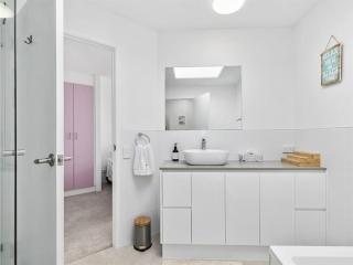 Kawana Beachside Getaway 1 Bedroom Apartment - Buddina - 1