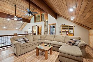 Set the Hook by KABINO Fire Pit Sleeper Sofa Loft 2 Living Rooms Grill WiFi - Island Park - 4