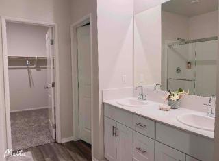 Large master bedroom with Separate bathroom and work desk on the first floor - 1