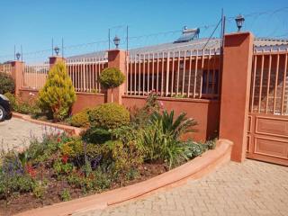 Beautiful guesthouse with pool and solar - 2057 - Victoria Falls - 2