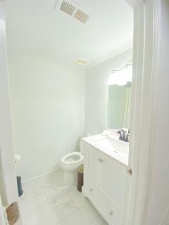 Lovely Remodeled 2bdrm Basement Home - Washington - 2