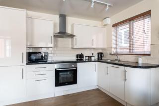 Spacious 2BR Flat - 2 Free Parking Spaces - Near LGW Airport - 9