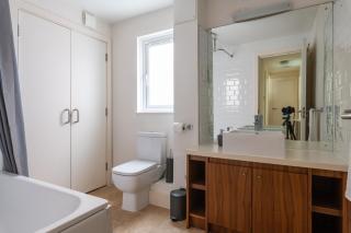 Spacious 2BR Flat - 2 Free Parking Spaces - Near LGW Airport - 2