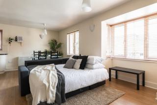 Spacious 2BR Flat - 2 Free Parking Spaces - Near LGW Airport - Crawley - 3