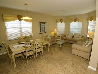 Overlooking The Golf Course, Spacious Interior! - Davenport - 5