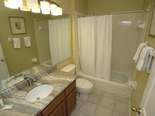 Overlooking The Golf Course, Spacious Interior! - Davenport - 2