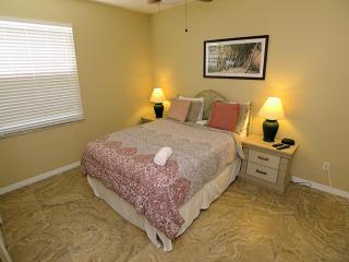 Overlooking The Golf Course, Spacious Interior! - Davenport - 1